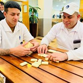 Equipe desfrutando dos jogos em horário de almoço