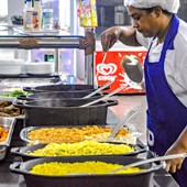 Cozinheira servindo buffet - Platinão Cuiabá 1