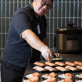 Preparação de combo sushi